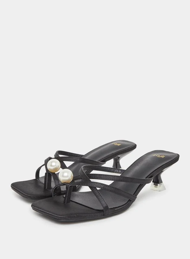 ستايلي صندل بكعب قطة بتفاصيل لؤلؤ